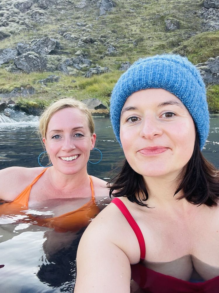 Anne und Sibille in einer heißen Quelle zwischen Moos und Fels