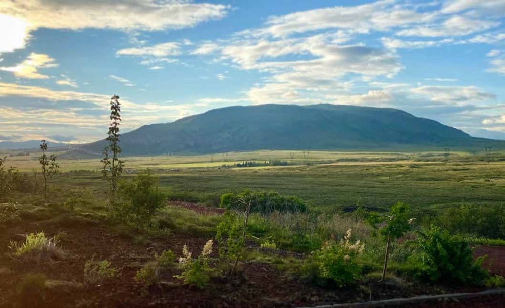 Blick von der Terrasse des Hauses über die Ebene auf den Berg Búrfell