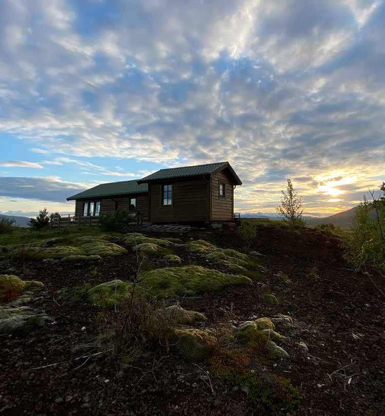 Das Haus im Abendlicht, umgeben von Moos und Lava