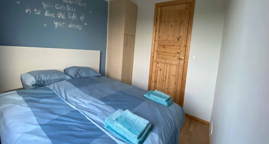 Eines der Doppelzimmer im Haus mit blauer Wand