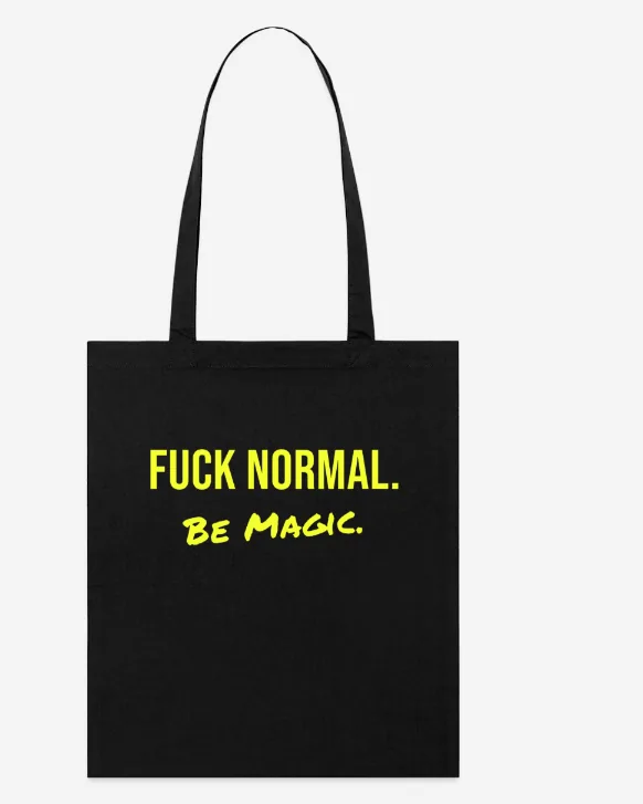 Schwarzer Stoffbeutel, darauf in Gelb: FUCK NORMAL. Darunter in Pinselschrift: Be Magic.