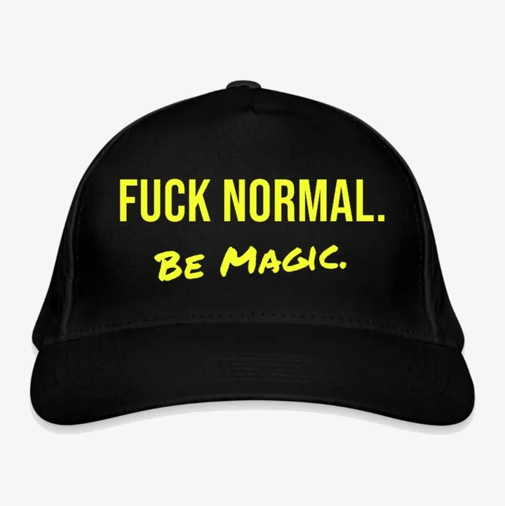 Schwarze Bio-Baseballkappe, vorne in Gelb: FUCK NORMAL. Be Magic.