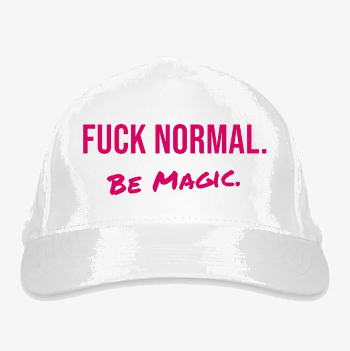 Weiße Bio-Baseballkappe, vorne in Pink: FUCK NORMAL. Be Magic.