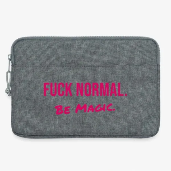 Grau melierte Laptoptasche mit Reißverschluss, darauf in Pink: FUCK NORMAL. Be Magic.