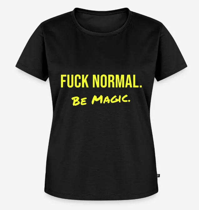 Schwarzes T-Shirt, auf der Brust in Gelb: FUCK NORMAL. Darunter in Pinselschrift: Be Magic.