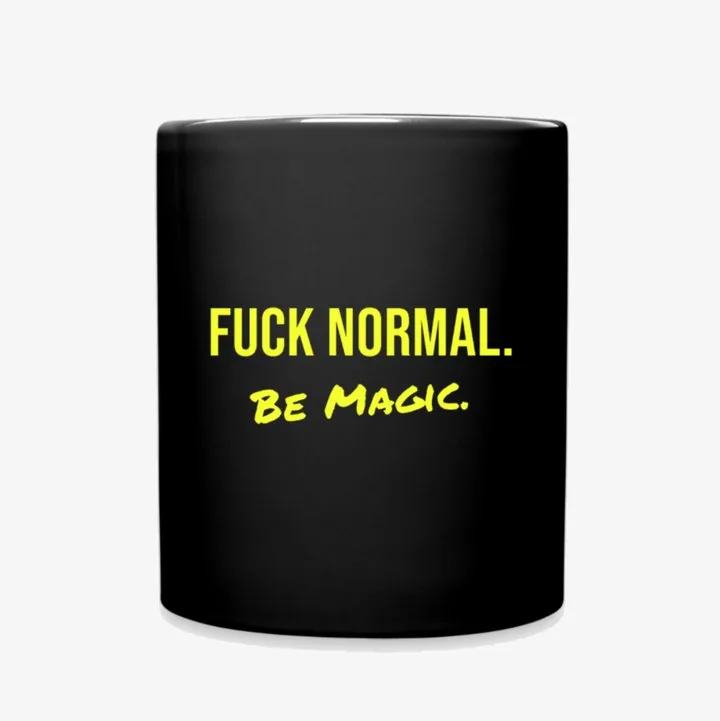Schwarze Tasse, darauf in Gelb: FUCK NORMAL. Be Magic.