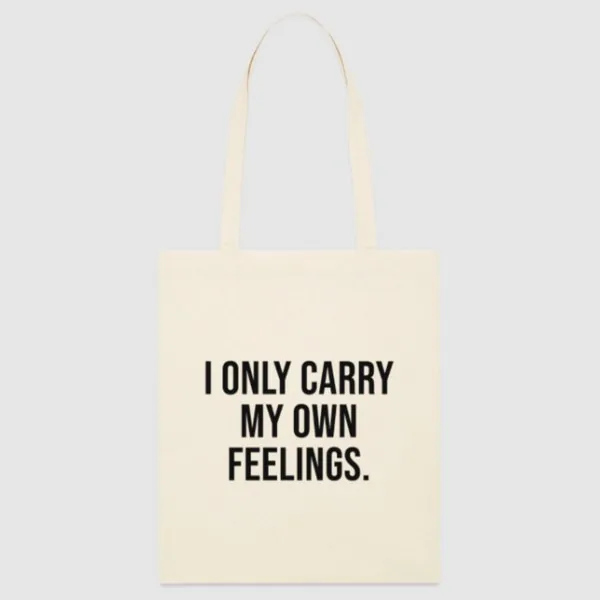 Naturfarbener Stoffbeutel, darauf in Schwarz: I ONLY CARRY MY OWN FEELINGS.