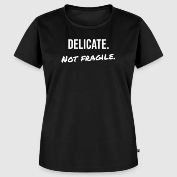 Schwarzes T-Shirt, auf der Brust in Weiß: DELICATE. Darunter in Pinselschrift: Not fragile.