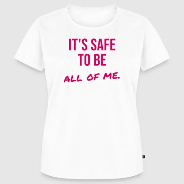 Weißes T-Shirt, auf der Brust in Pink: IT'S SAFE TO BE. Darunter in Pinselschrift: all of me.