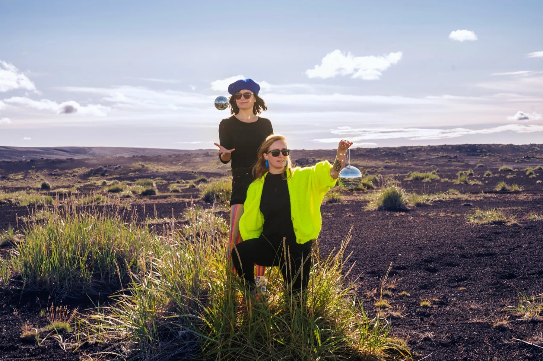 Anne und Sibille mit Discokugeln auf einem Lavafeld in Island