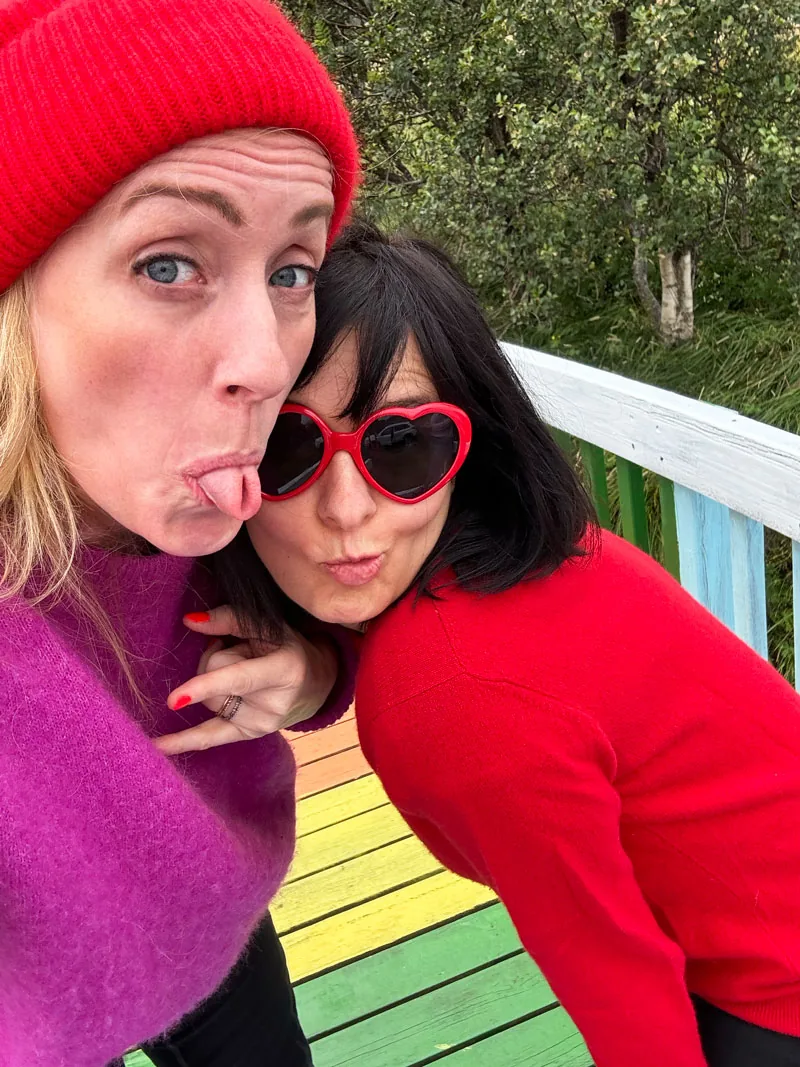 Anne und Sibille albern auf einer Regenbogentreppe in Island herum